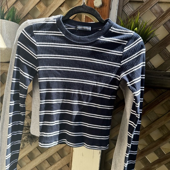 Brandy Melville, Bundle, Long sleeve T-shirts.
1-Navy & White, 1- Grey & 1-Black - Picture 11 of 13
